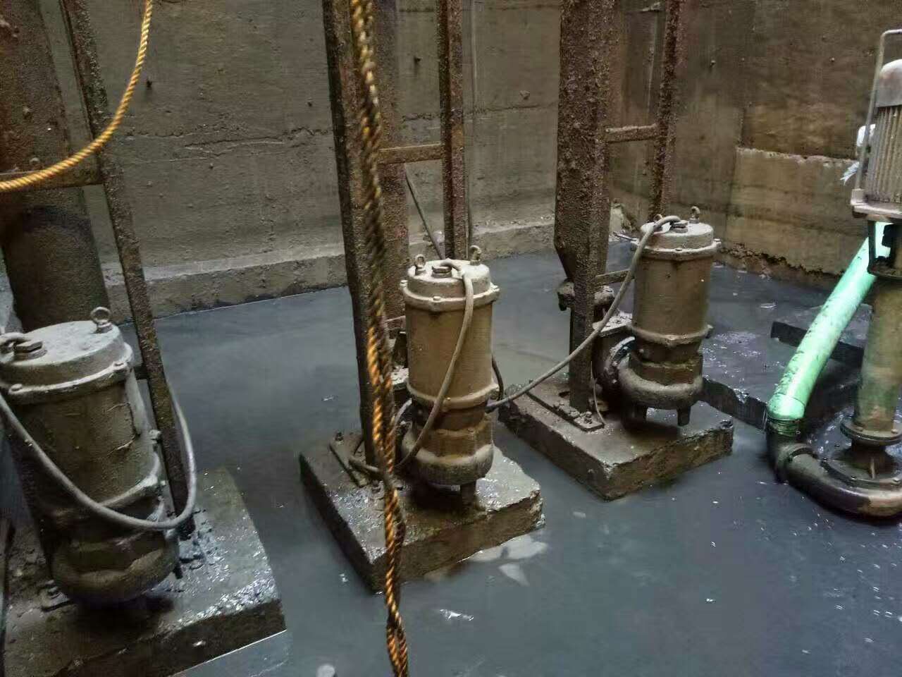 老河口污水池清理