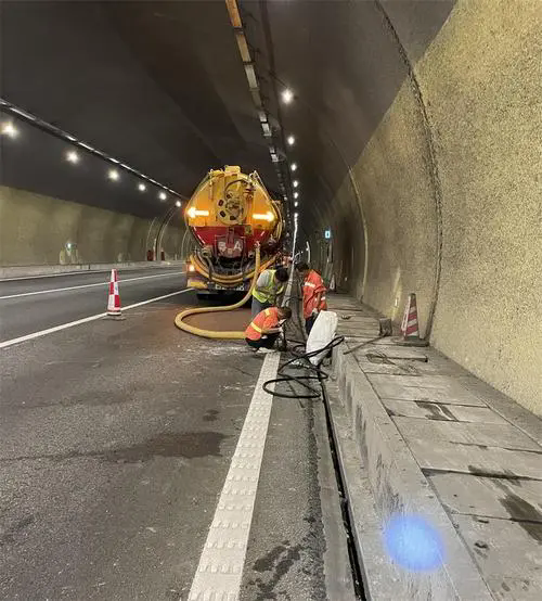 老河口隧道排水渠清淤